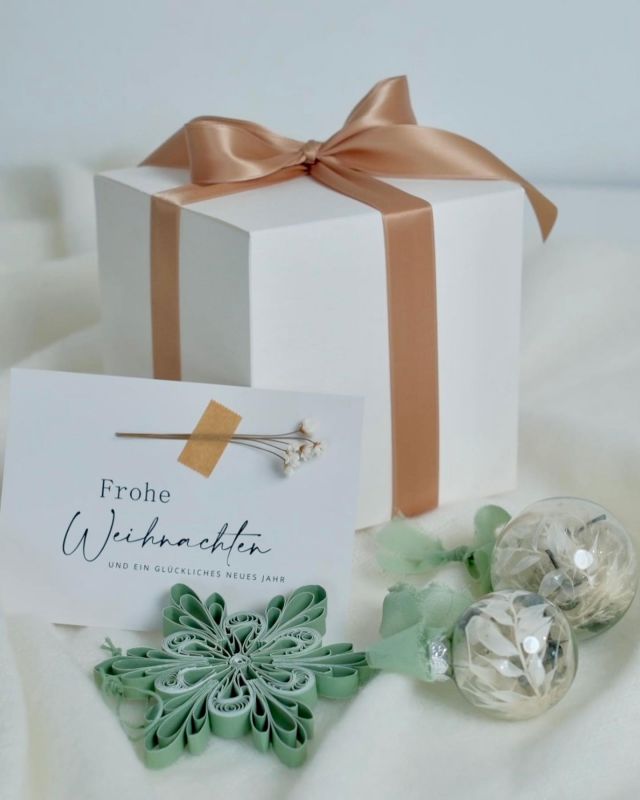 Suchst du noch schöne Weihnachtsgeschenke?

Unsere Boxen kannst du wahlweise als Präsent verschenken, oder deinen eigenes Zuhause schmücken - entweder zur Weihnachtszeit oder als Ganzjahres-Dekoration, denn die Blumenkugeln und Kerzenständer sehen nicht nur im Advent toll aus! Die Boxen sind im Shop auch in rosa und eukalyptus grün erhältlich! Link in Bio

JuliaH Flowers
0049 (0) 8091-4442
mail@juliahflowers.de

#weihnachtsdeko #weihnachten #weihnachtsgeschenke #weihnachtskugeln #trockenblumen #kerzenständer #weihnachtsblumen #geschenkidee #geschenkideen